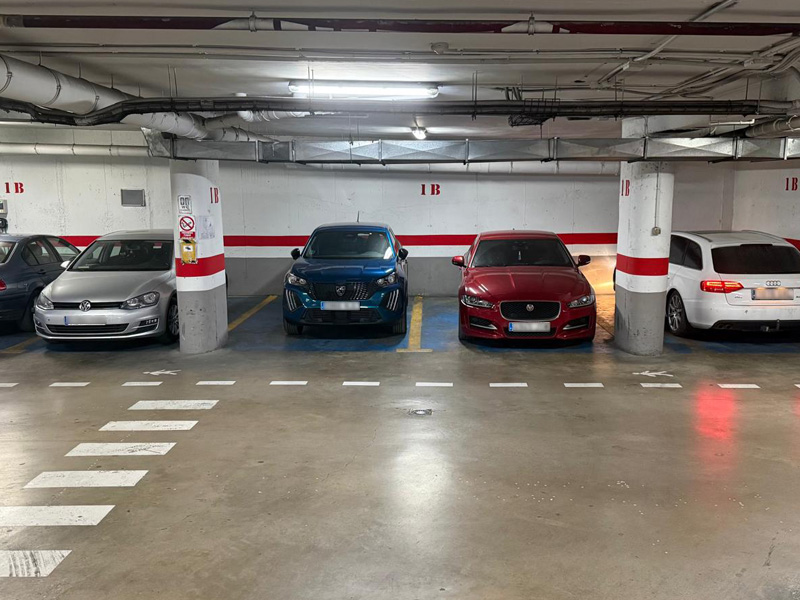 Parking en el centro de Granada: Parking Victoria, todas las plazas son ámplias.